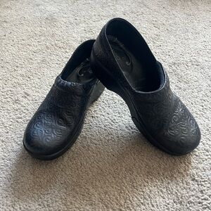 Abeo Black Embossed Clogs